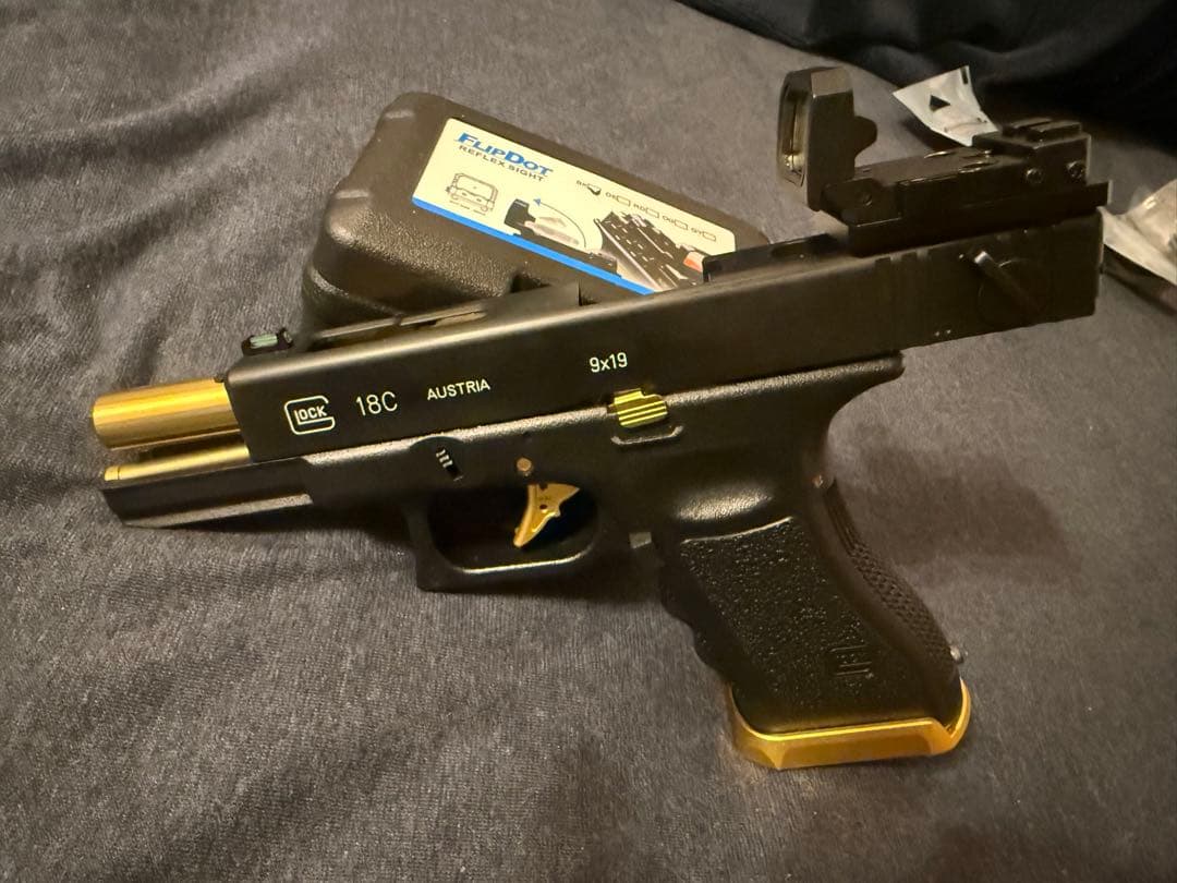 東京マルイグロックGlock 18C ゴールドカスタムco2仕様