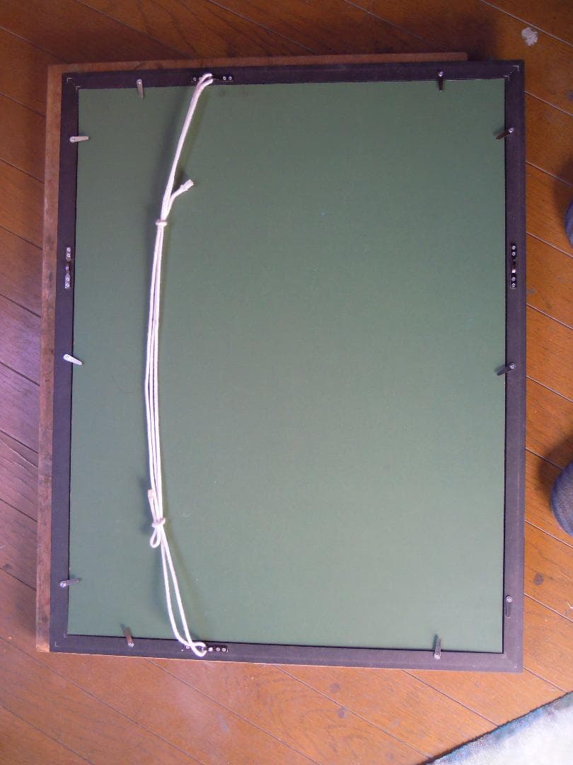 白い水差しのバラ