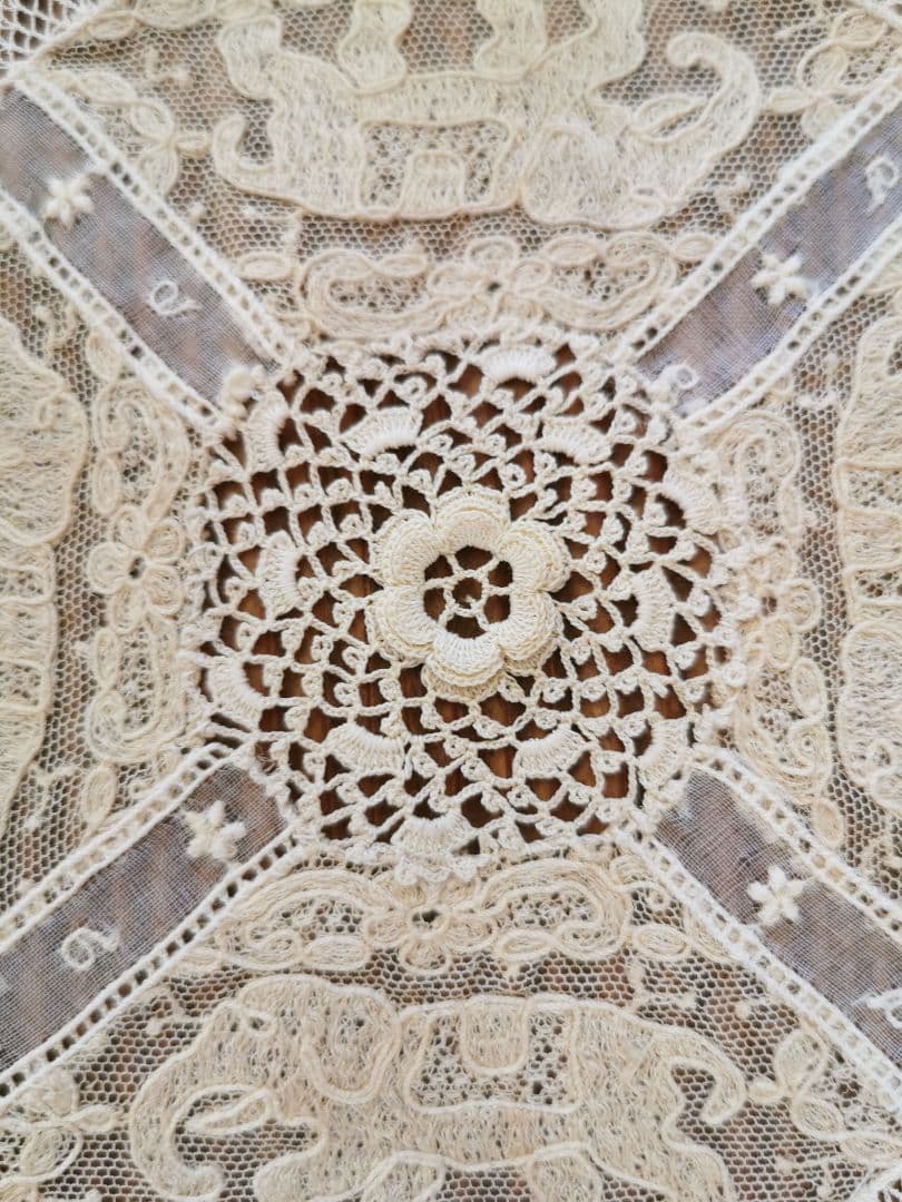 アンティーク 4頭の象アランソン クロシェ編の花 ノルマンディーレースドイリー