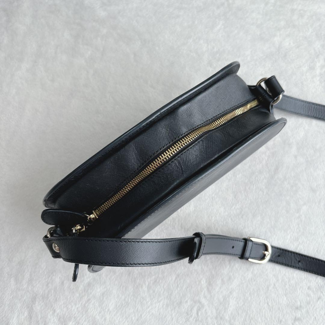 【美品】アーペーセー　ショルダーバッグ　ハーフムーン　サフィアーノ　黒