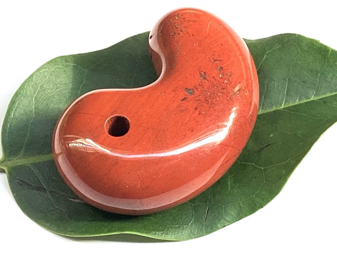 ✳天然の証【黒線】【黒筋】入り　佐渡赤石勾玉　特大サイズ　鑑別書無しの安価卸し