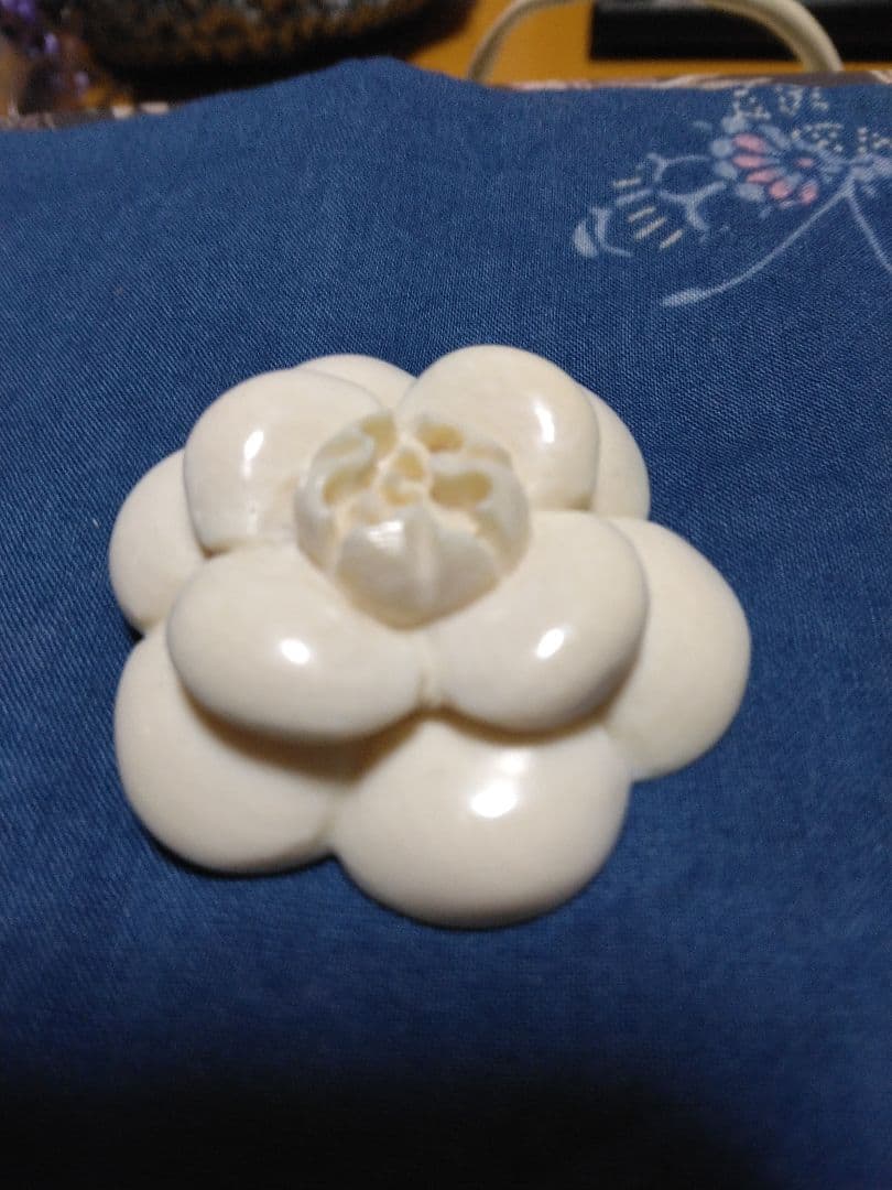 カメリローズ天然素材ブローチ新品