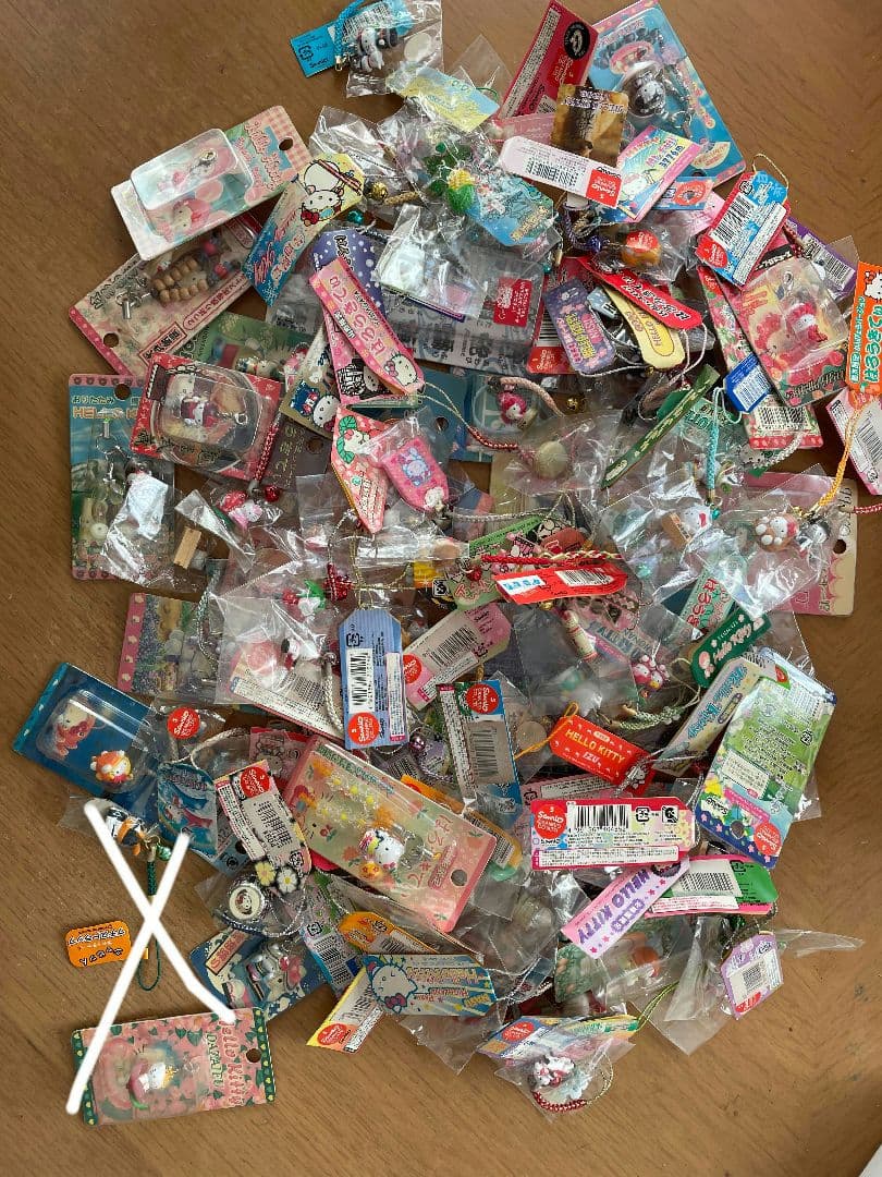 ハローキティ　ご当地ストラップ　まとめ売り　103個