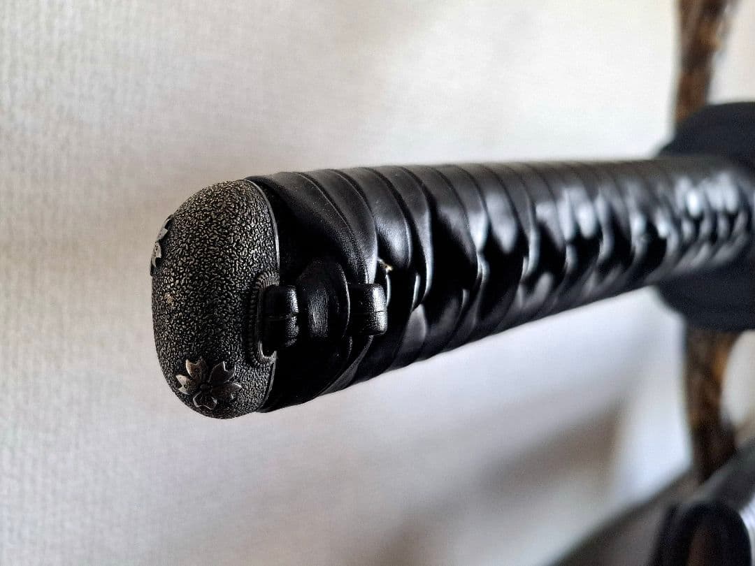 【高級居合刀】柄牛本革巻・鞘籐巻・二重刃紋　人気の2尺3寸5分、重さ鞘払851g