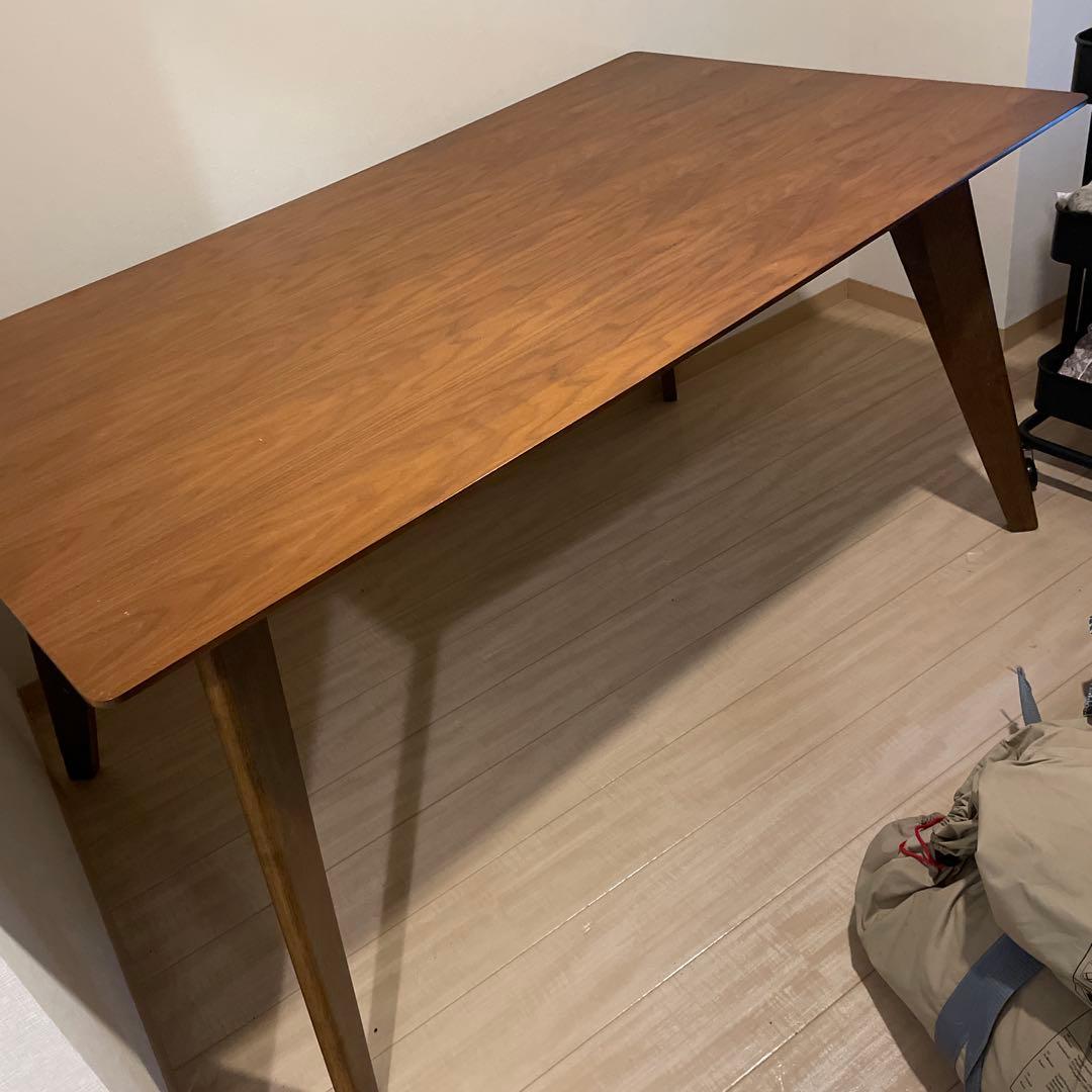 ブラウン木製ダイニングテーブル 大きめ