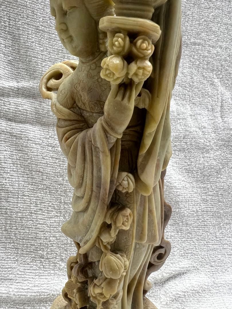 天然石　手彫り彫刻　花灯篭を持つ女性像　置物　中国美術品