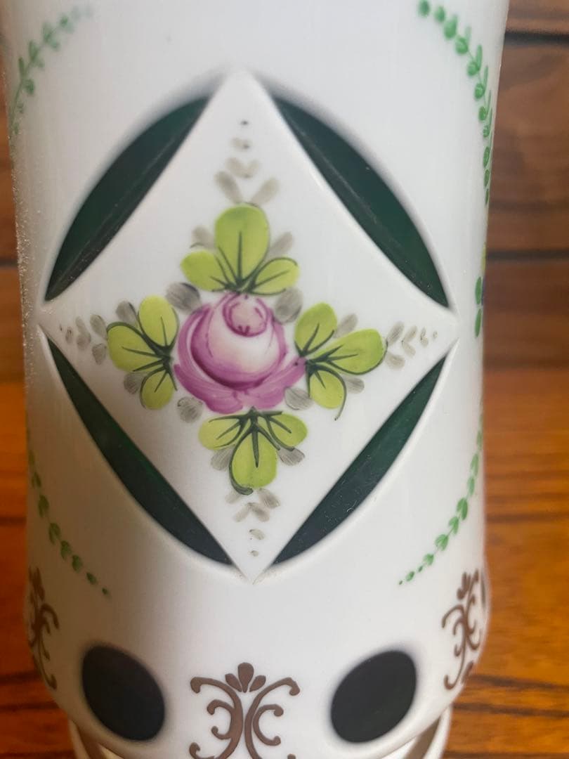 ボヘミアガラス　Bohemia glass 白被せ緑ガラス　ハンドペイント