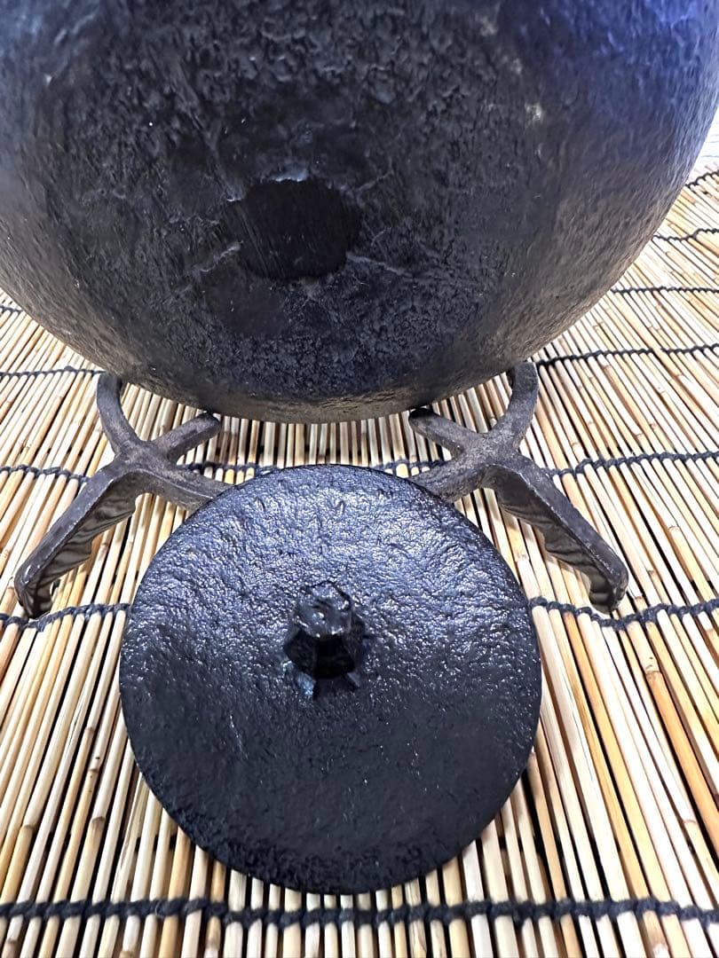 未使用品　供箱等付属品付　南部喜州 (及川 喜徳)造　鍛治打袋鉉１５型　南部鉄瓶