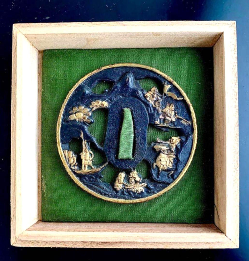鍔(つば) 黒金装飾 人物風景彫刻付き　武者の透かし彫り　工芸品　箱付き