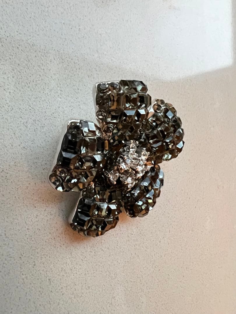 フォクシーFOXEYダークグレー花型ブローチ