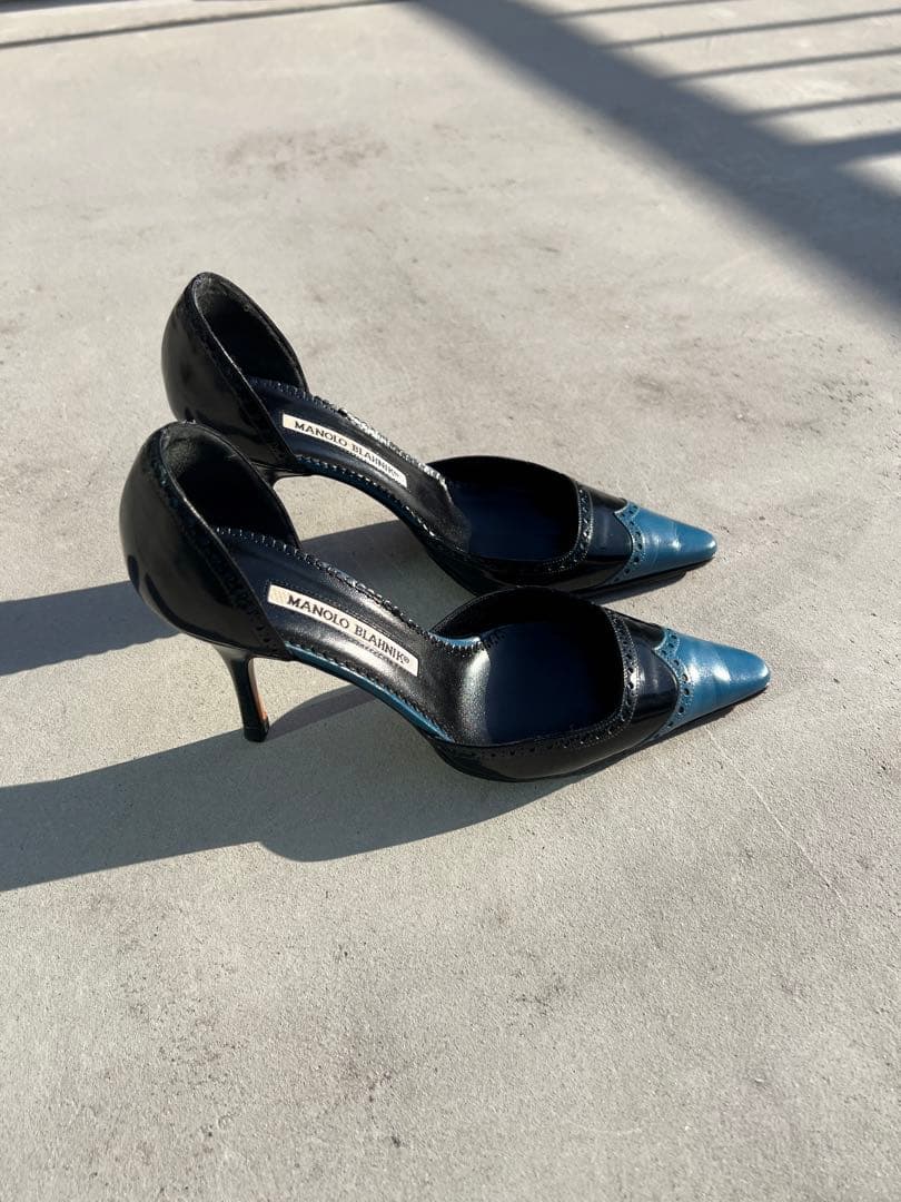 Manolo Blahnik 黒青ポインテッドトゥヒール