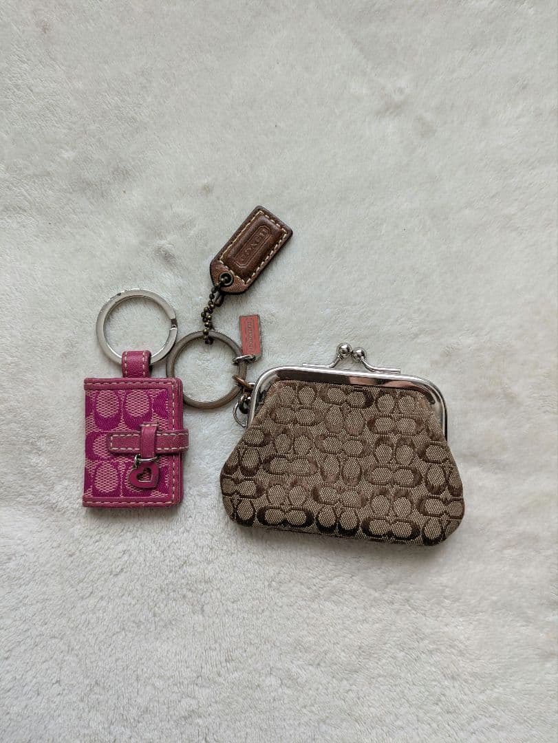 る*い様 COACHのブラウンケースとフォトアルバム型のキーホルダー