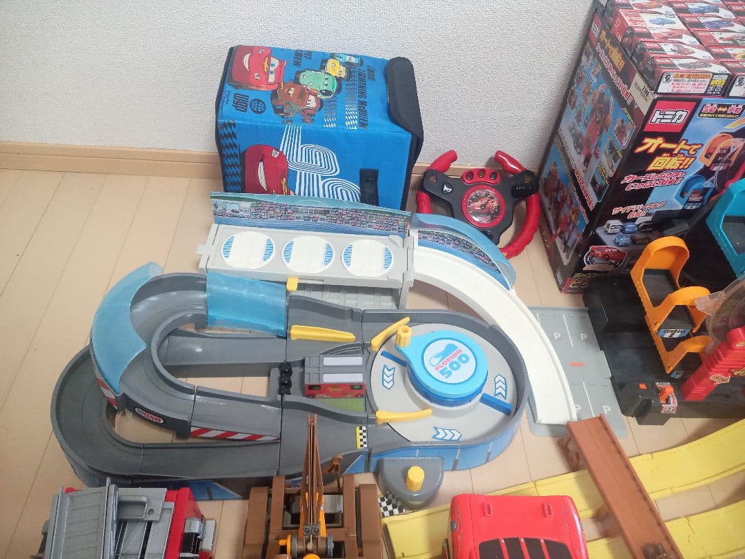 カーズ　ミニカーなどまとめ売り100点以上