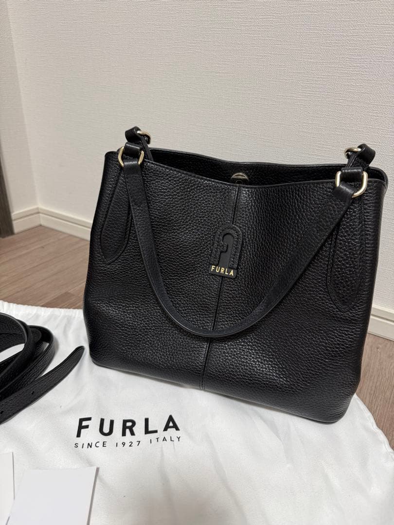 FURLA ブラックレザートートバッグ
