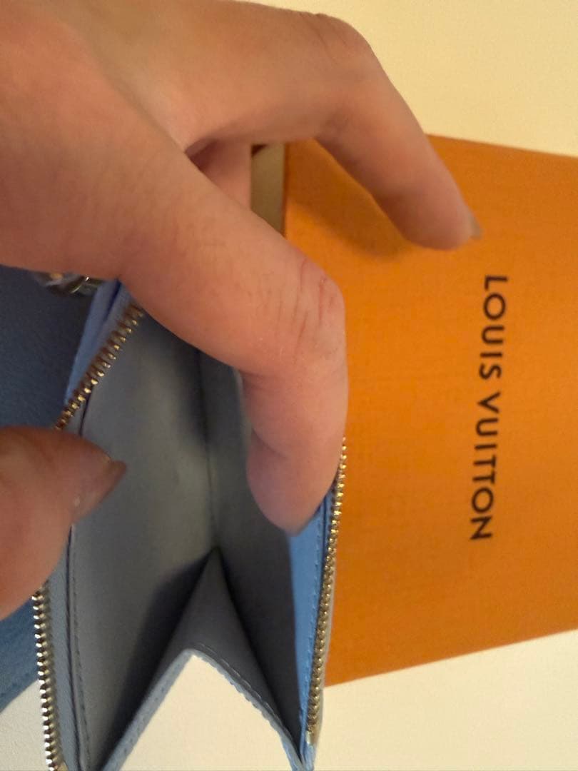 ルイヴィトン 限定カラーポルトフォイユリサ