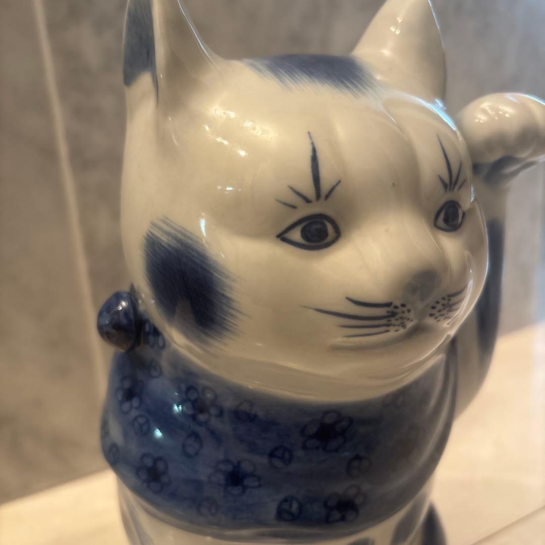 九谷焼アンティーク　妖艶な瞳やまつ毛、体の模様が芸術的で可愛い花柄前掛けの招き猫