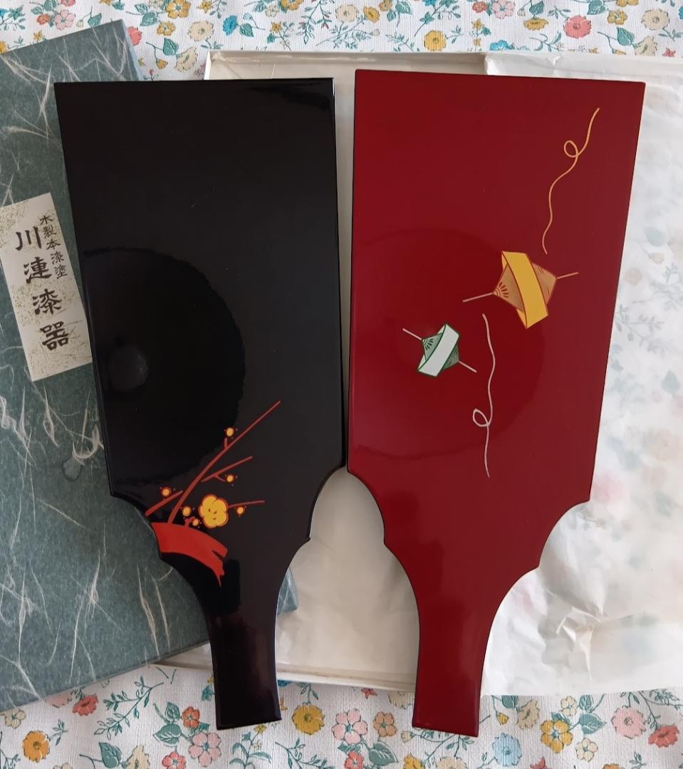 羽子板型　川連漆器 2個セット 木製本漆塗　黒・赤 リバーシブル