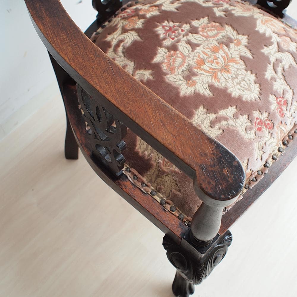 アンティーク アームチェア A 猫脚 鋲 透かし彫り 彫刻 マホガニー材
