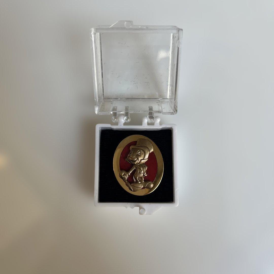 ディズニー　トレーナー　ピン　バッジ