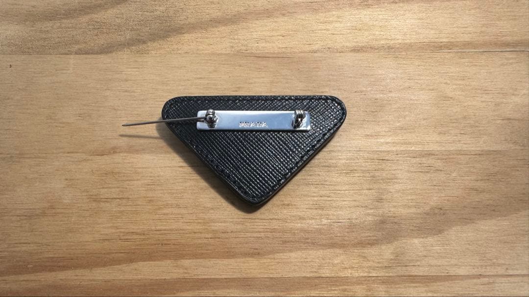 PRADA プラダ トライアングルブローチ ブラック