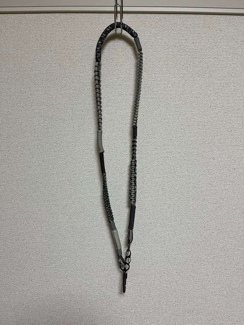 B:TOGETHER 乱痴気　ナイロン製グレー系ストラップ カラビナ付き
