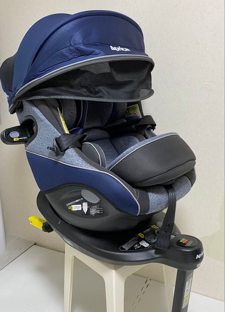 アップリカ　クルリラプロテクト回転式チャイルドシート ネイビー