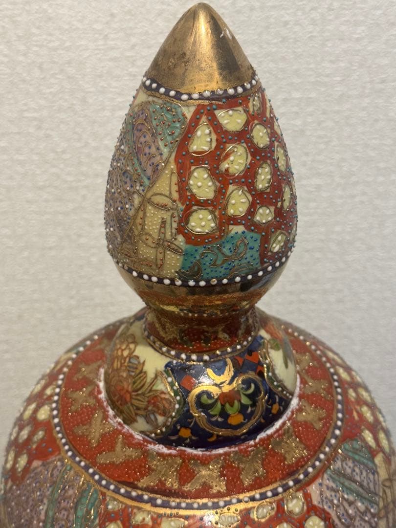 伝統工芸・総手描き古伊万里様式金欄手壺　インテリア装飾用の瓶