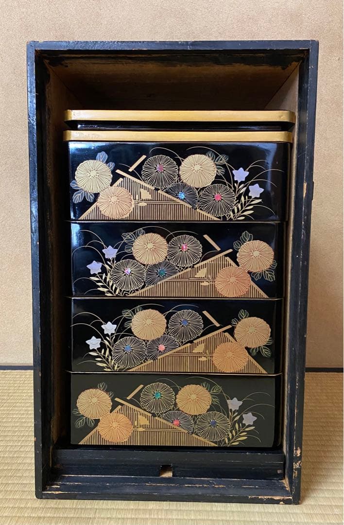 漆器 重箱 4段 菊蒔絵　エコメルカリ便指定して下さい。