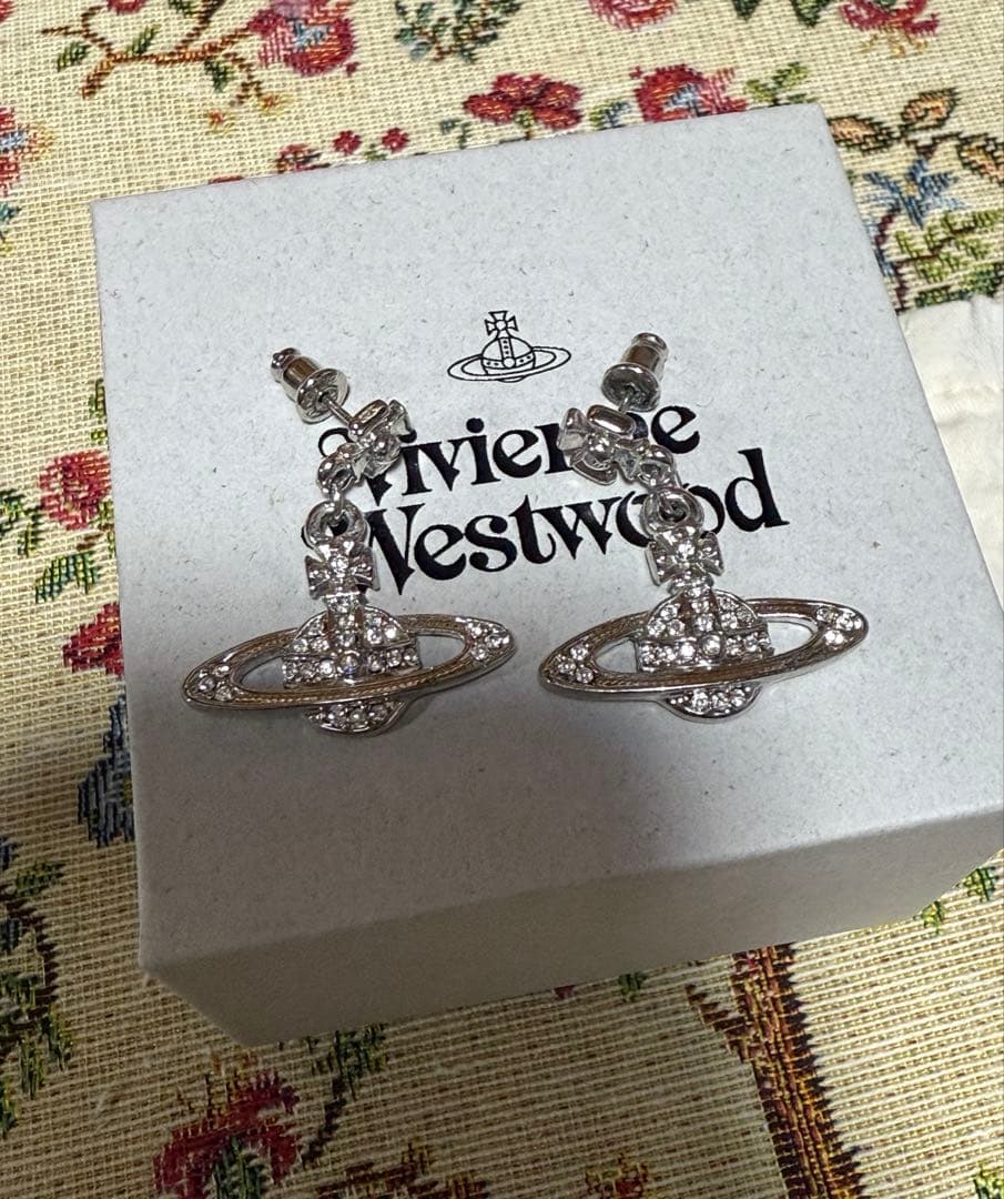 VivienneWestwood ミニバスレリーフピアス