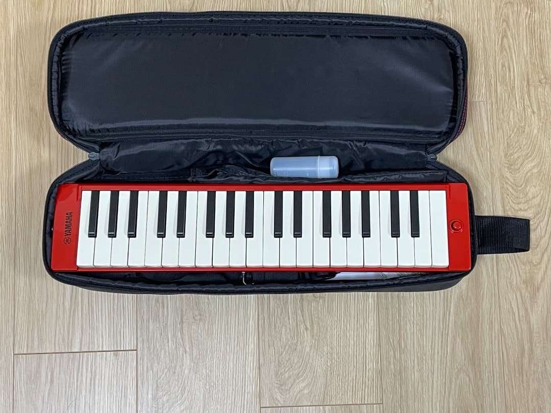 生産完了品　希少 美品【YAMAHA ピアニカ P-37E レッド】