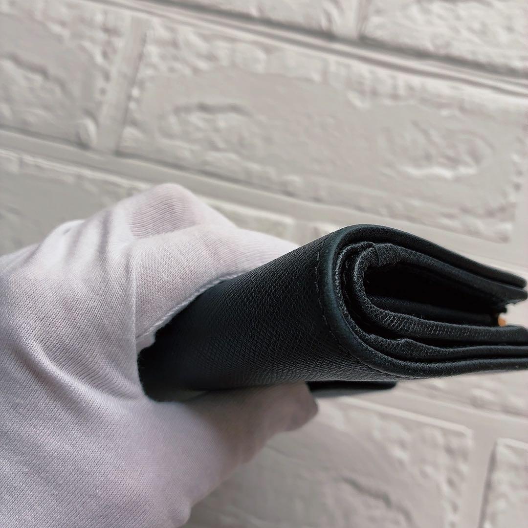 【美品】PRADA ブラックレザー 二つ折り財布 サフィアーノ　黒　ファスナー付