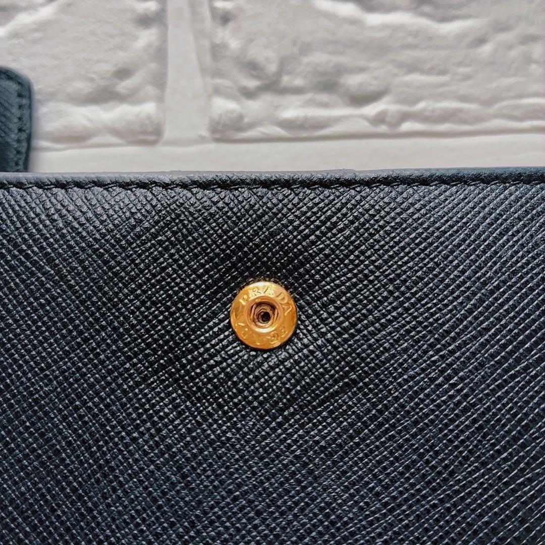 【美品】PRADA ブラックレザー 二つ折り財布 サフィアーノ　黒　ファスナー付