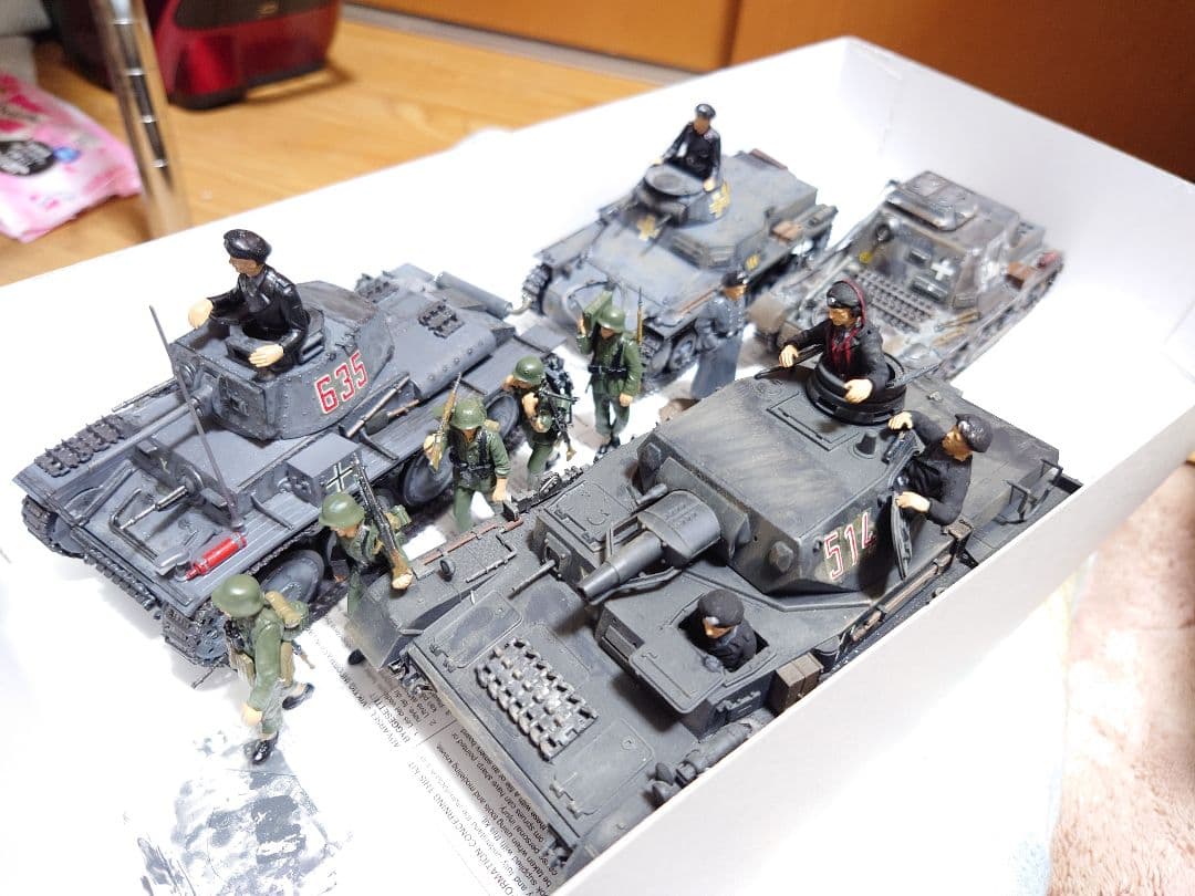 仮出品1/35タミヤイタレリドイツ軍東部戦線戦車12両+兵士+炊飯セット　完成品