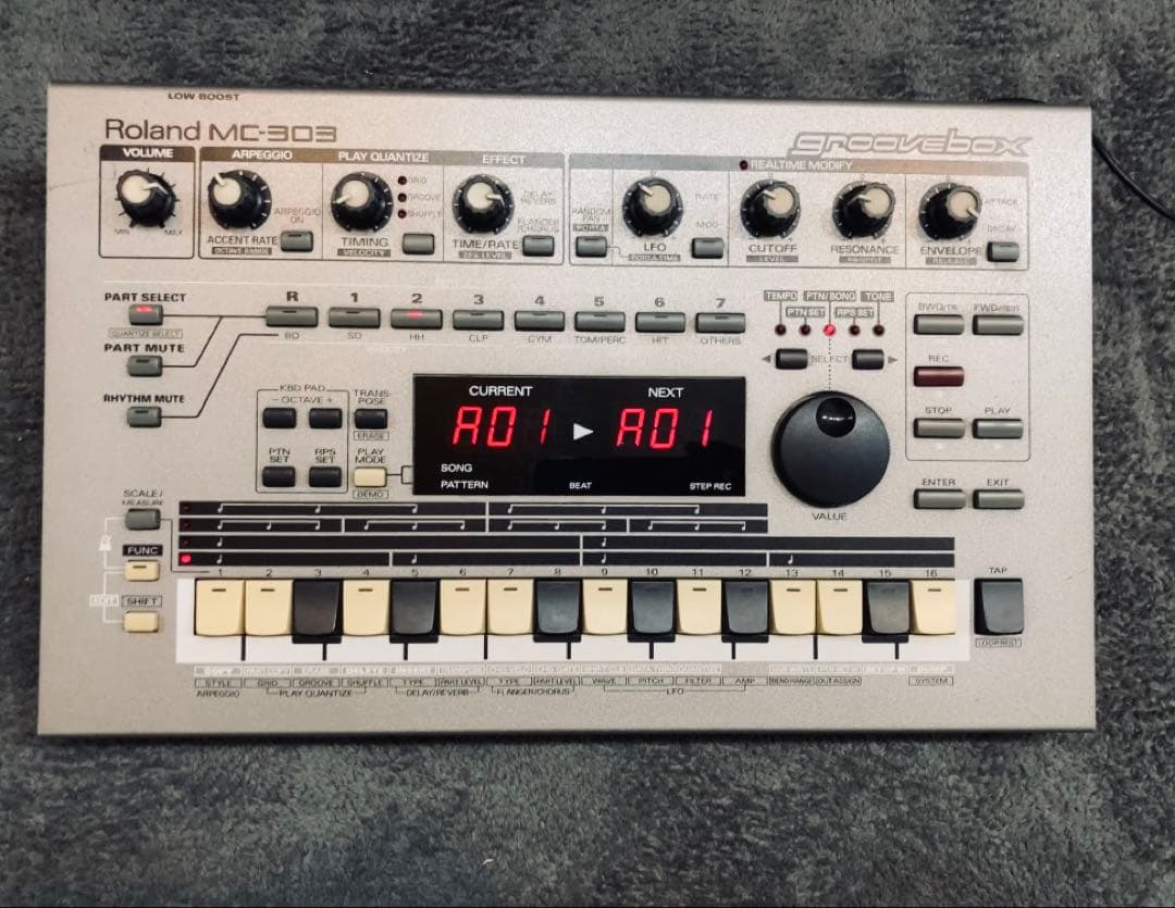 Roland MC-303 groovebox シーケンサー