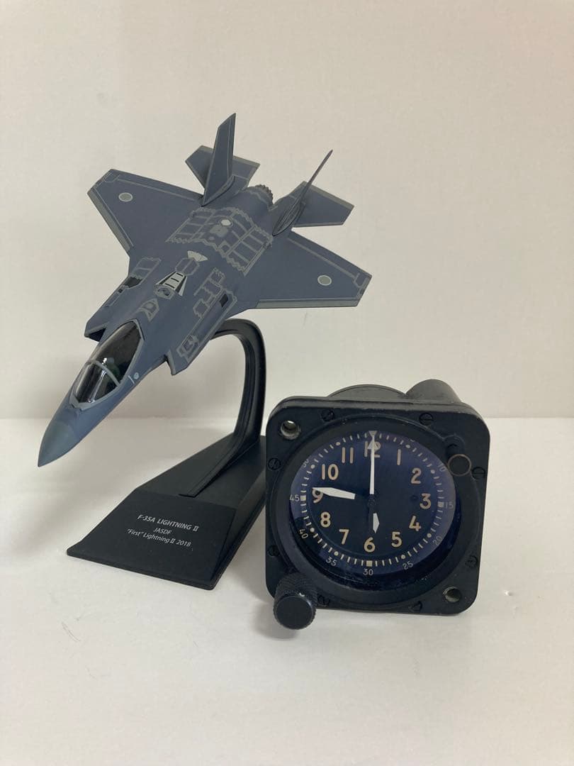 ミニチュア戦闘機とコックピット時計(不動)