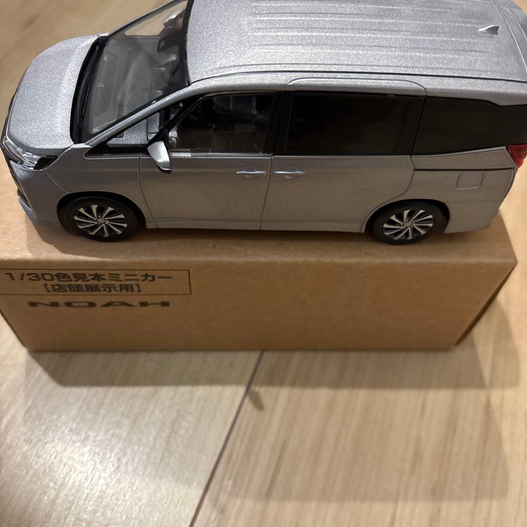 トヨタ ノア 1/30スケールミニカー シルバー