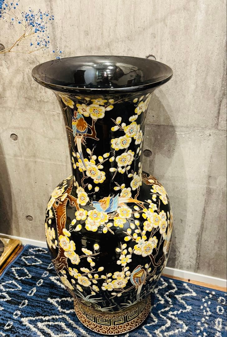 (39) 美しい東洋陶器の床置き花瓶。桜と鳥が描かれ彫刻されています。