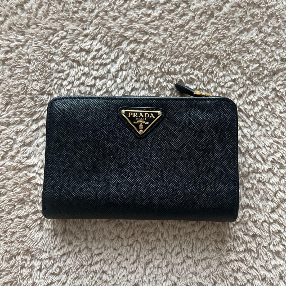 プラダ二つ折り財布