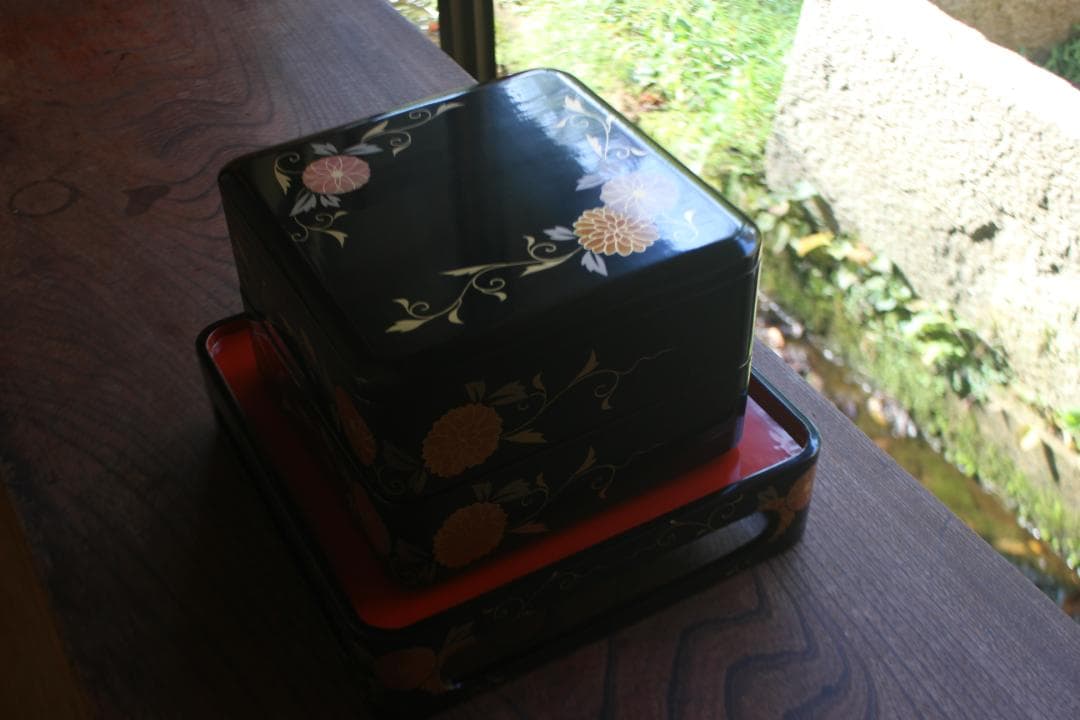 デッドストック！端正な内朱黒漆に優美な菊唐草蒔絵の映える台付二段重（検重箱お重