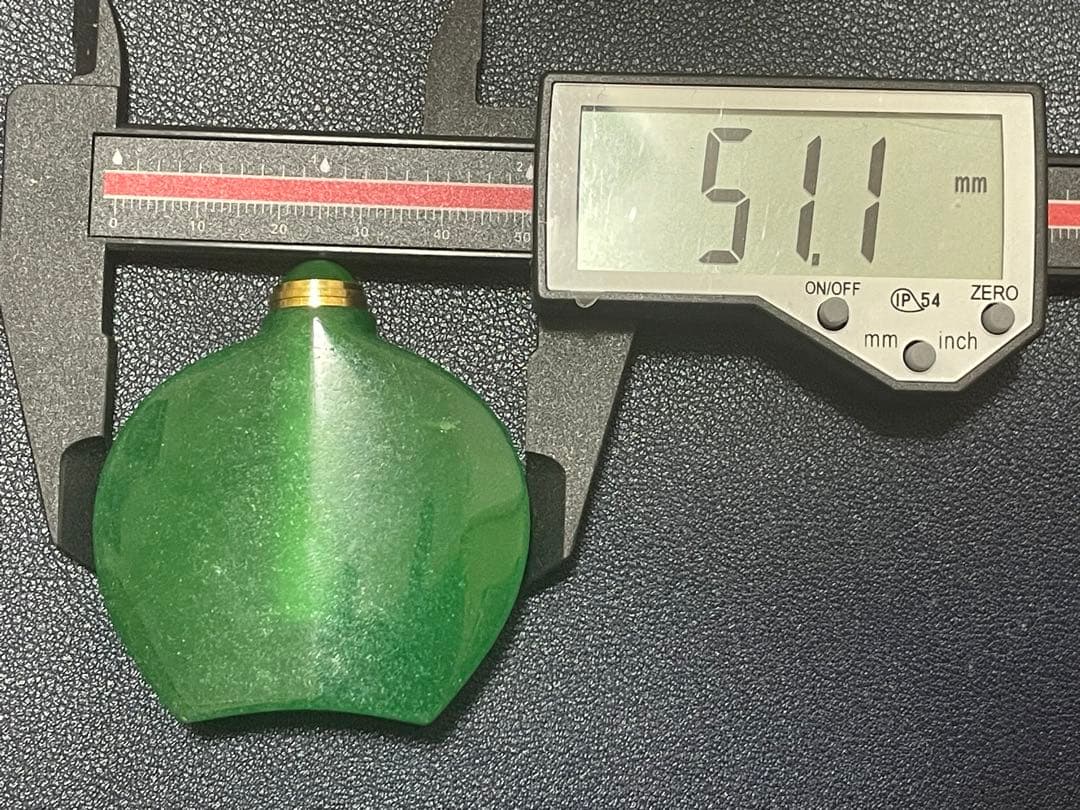 中国美術品　ヒスイ鼻煙壺　翡翠小瓶　時代物　唐物