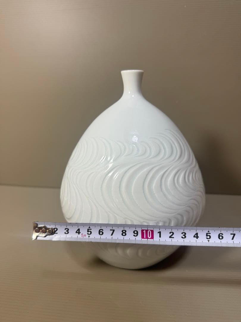 2213 藤井朱明 白磁 流水彫文 花瓶
