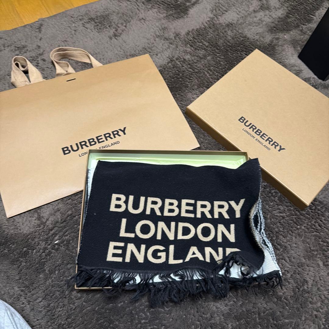 BURBERRY ロゴ入り マフラー ブラック/ホワイト