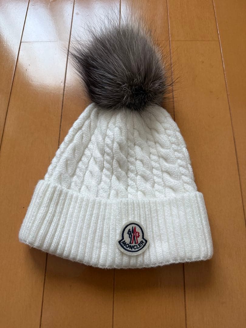 MONCLER ファー付きニット帽 ホワイト
