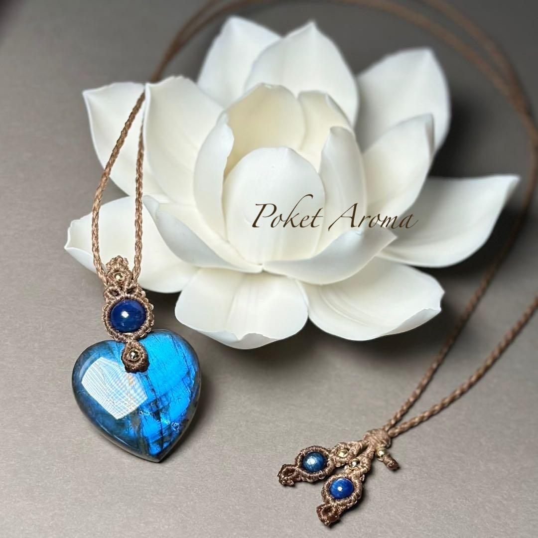 『心翼』ラブラドライトとカイヤナイトのマクラメペンダントネックレス