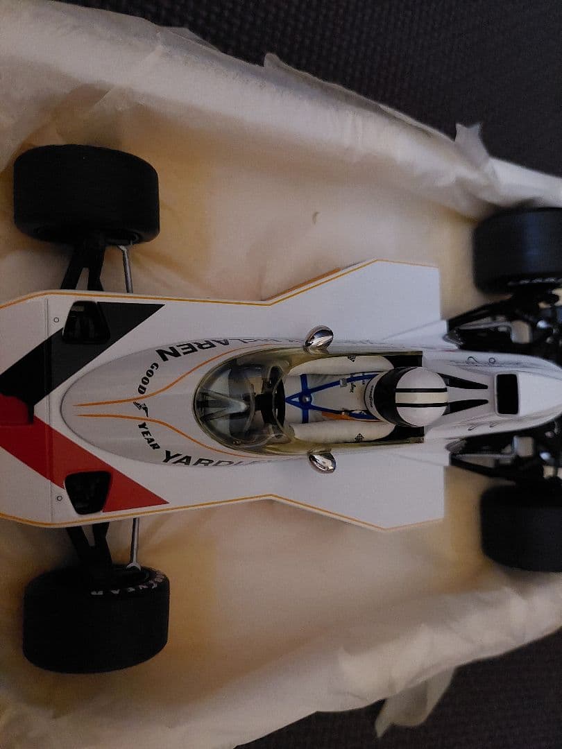 PMA 1/18 マクラーレン M23 Yardley #7 D.Hulmu