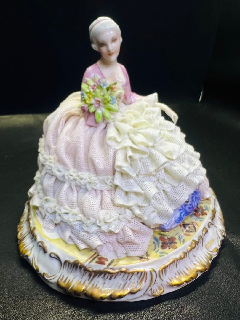 陶器製女性フィギュリン ピンクと白