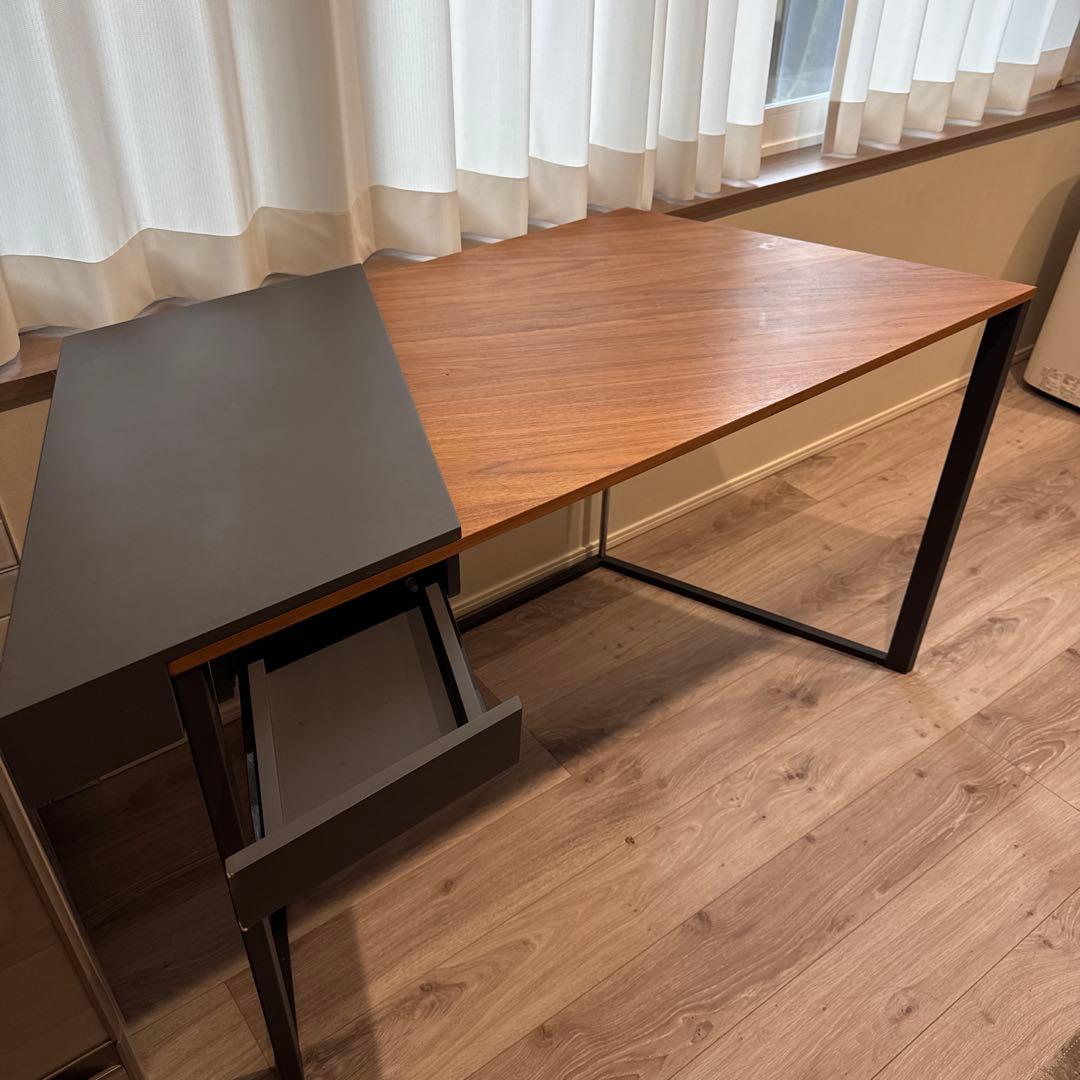 n*k様 カッテランイタリアパソコンデスク 木目調 引き出し付き参考定価50万