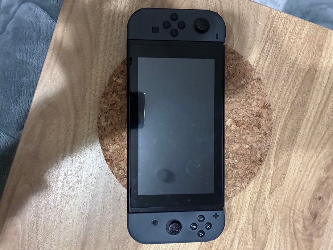 Nintendo Switch 本体と充電ケーブル