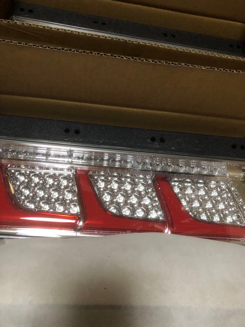 コイト新車外しLEDリアコンビネーションランプ 3連タイプ左右　テールランプ