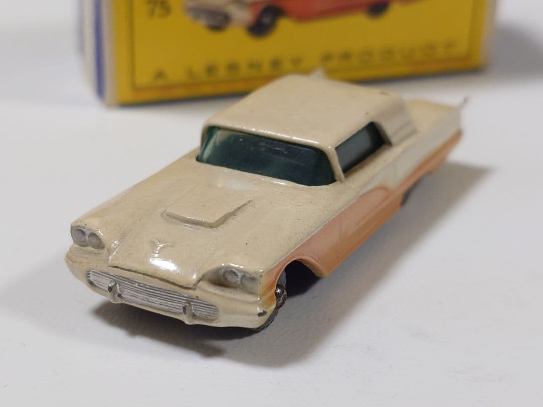 ミニカー MATCHBOX No.75 FORD THUNDERBIRD